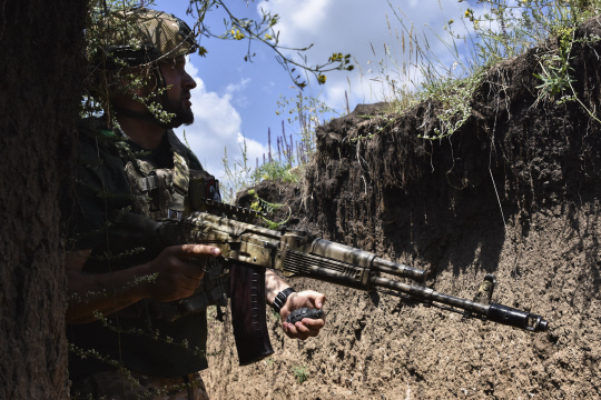 자포리자 방면에서 전투 중인 우크라이나군 병사 (AP 연합뉴스 자료사진)